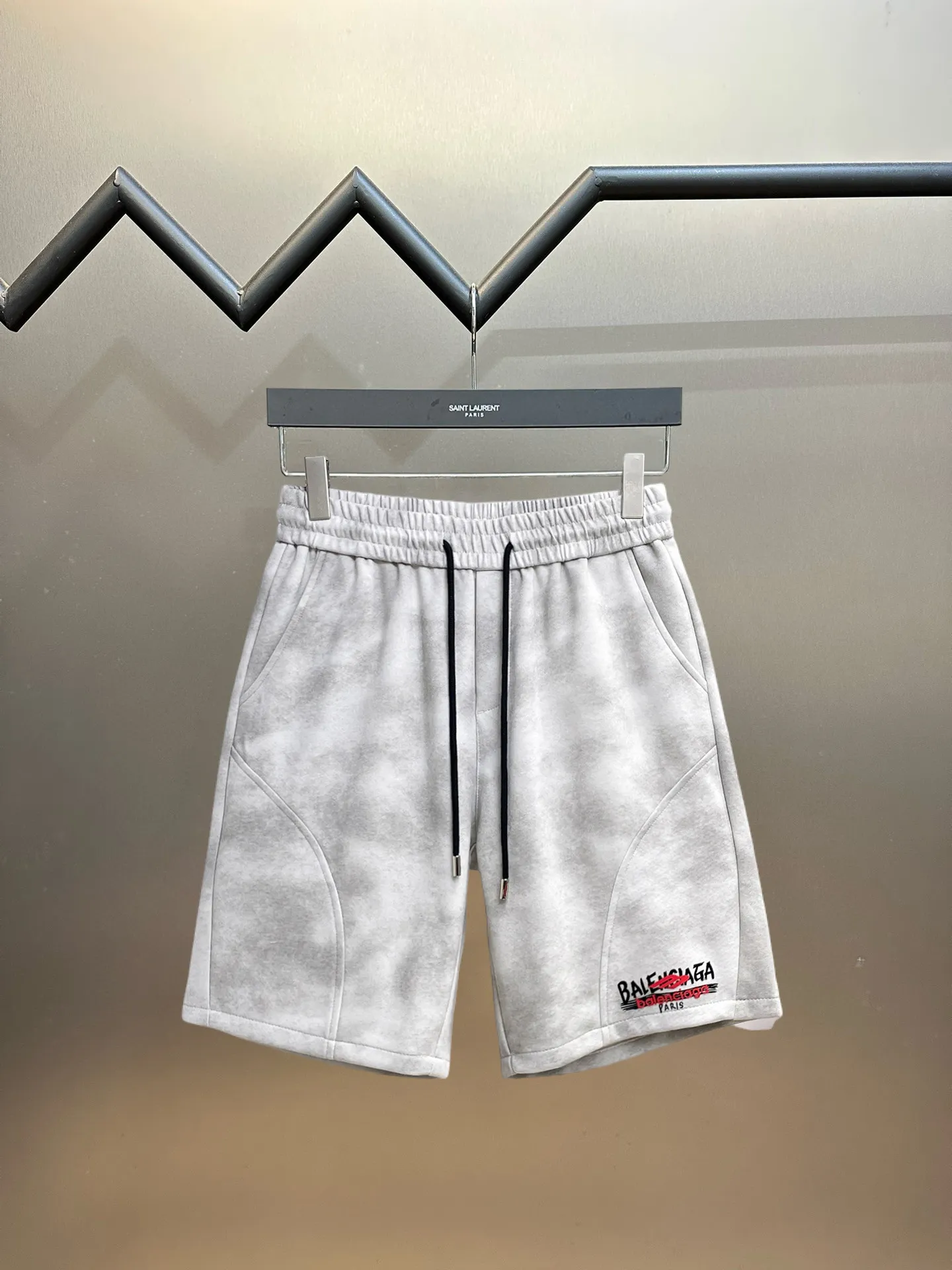 Balenciaga's three-standard complete 2026 summer New Arrival men's casual shorts, advanced custom-made Breathable fabric, Breathable fabric, extremely stretchy and comfortable, impeccable details, top-grade accessories, original logo design concept, delicate and soft feel! The upper body fit is awesome! Size: M-XXXL Please state your height and weight when ordering